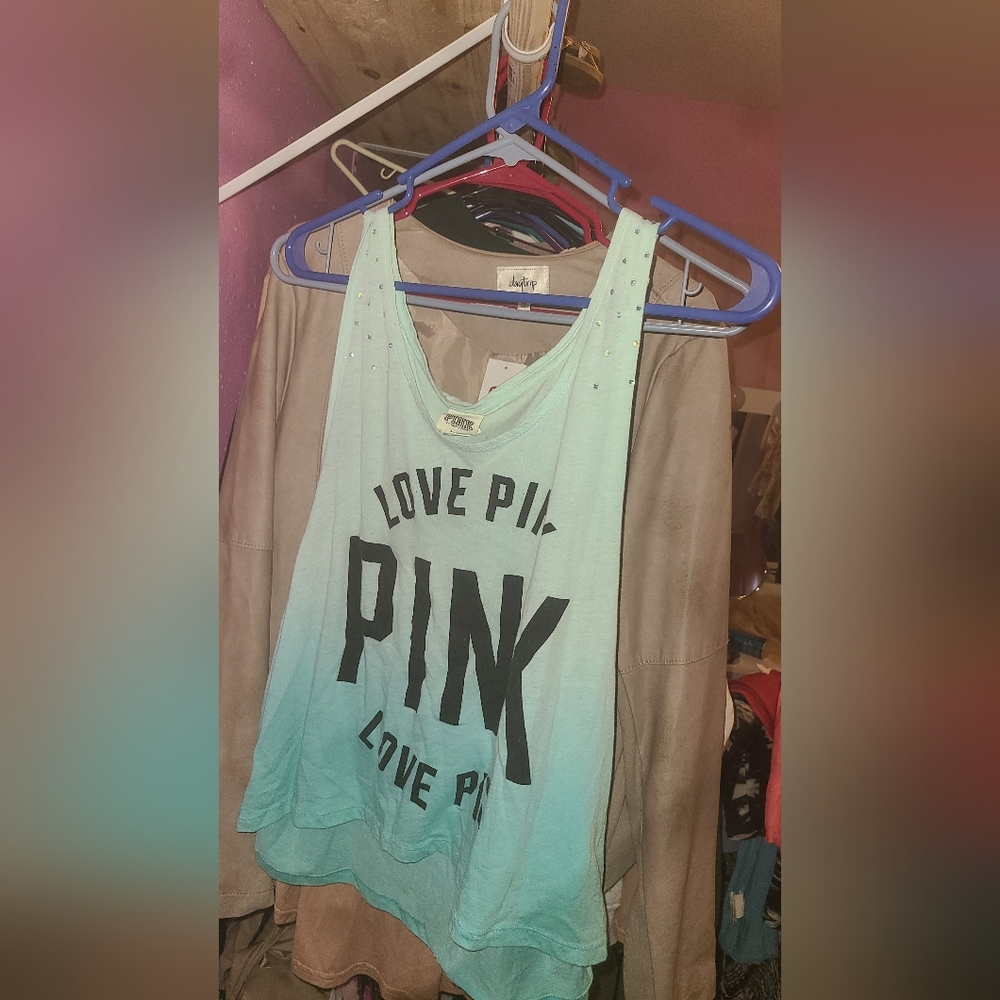 Vs Pink tank